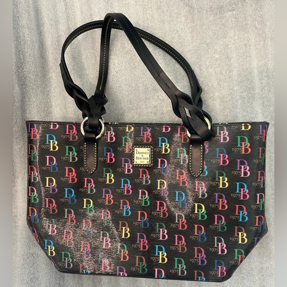 NEW!  Never opened! Dooney & Bourke Ladies purse, shoulder or hand bag!